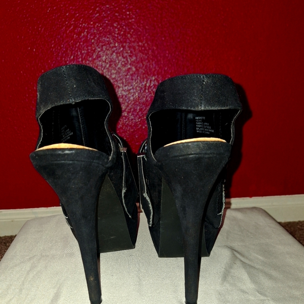Shoes - Picture 3 of 4